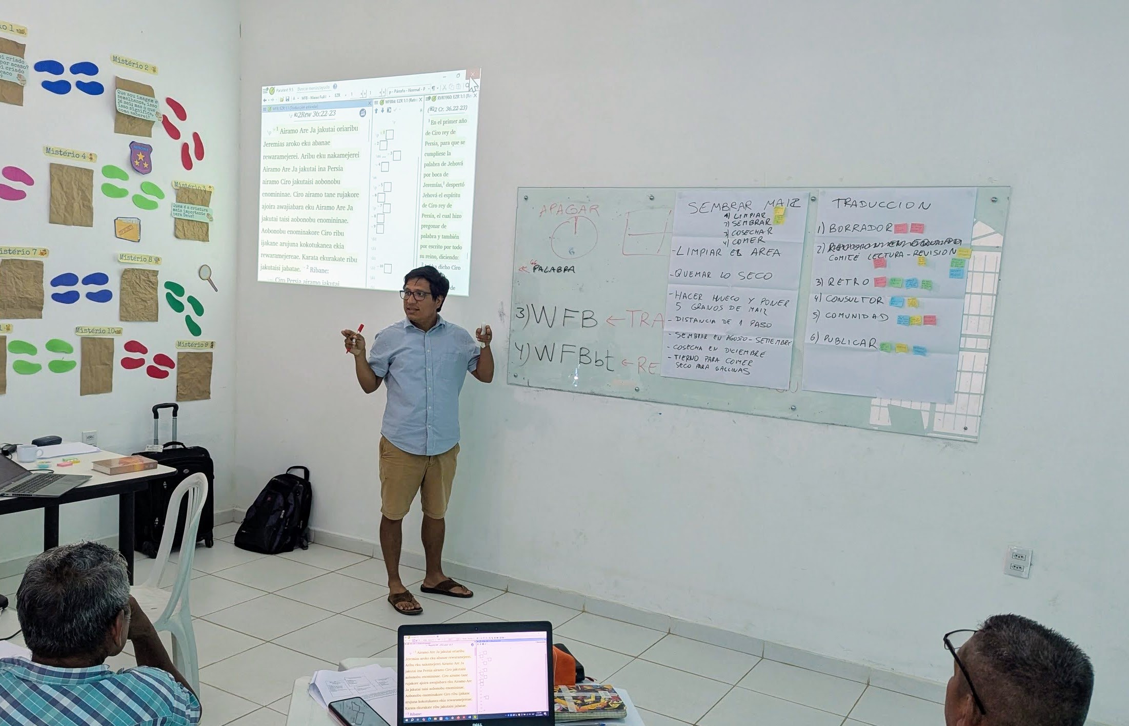Pepe facilitando una capacitación de Language Technology
