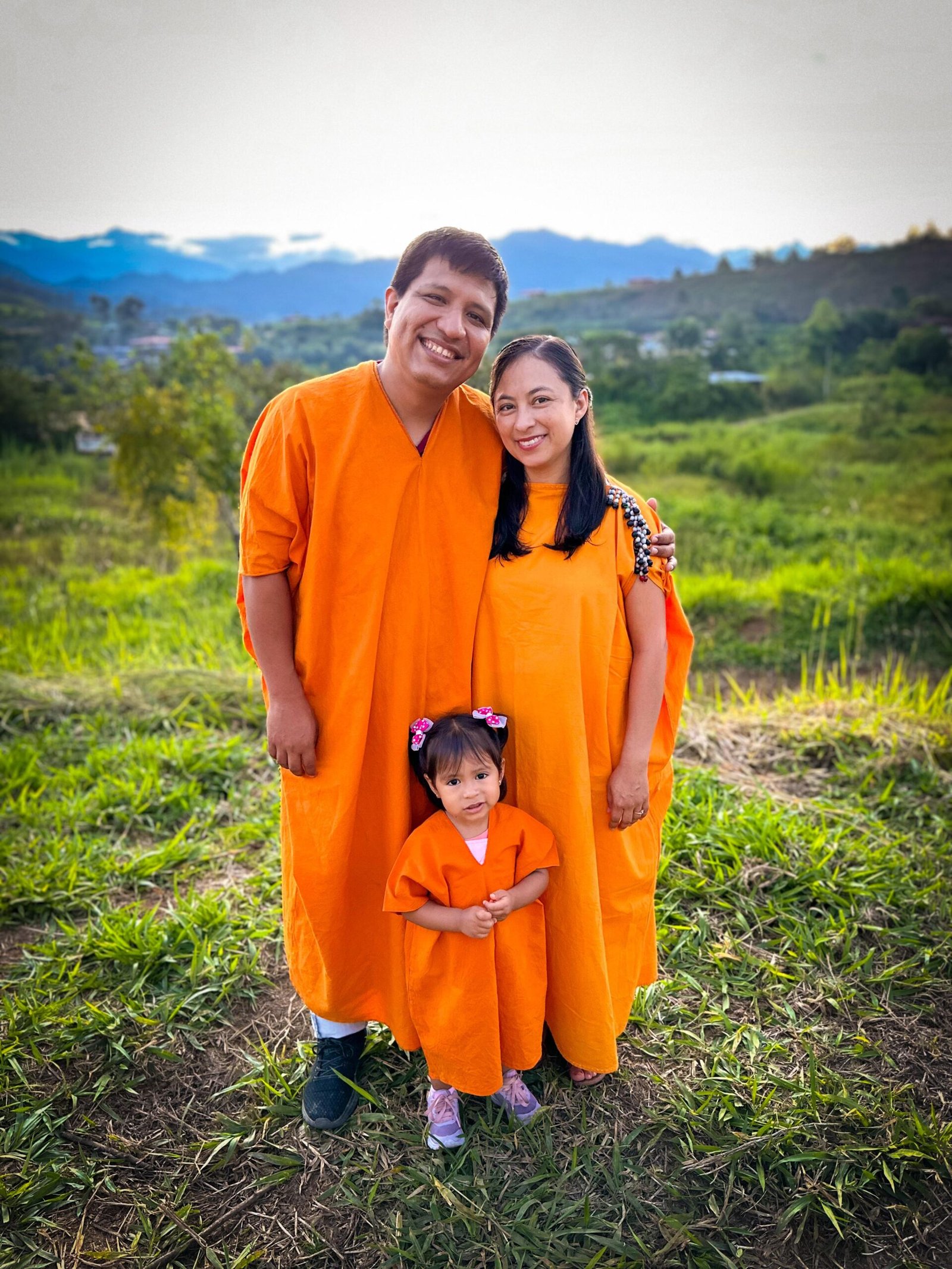 Pepe, Miriam y su hija con vestimenta tradicional en la selva central del Perú